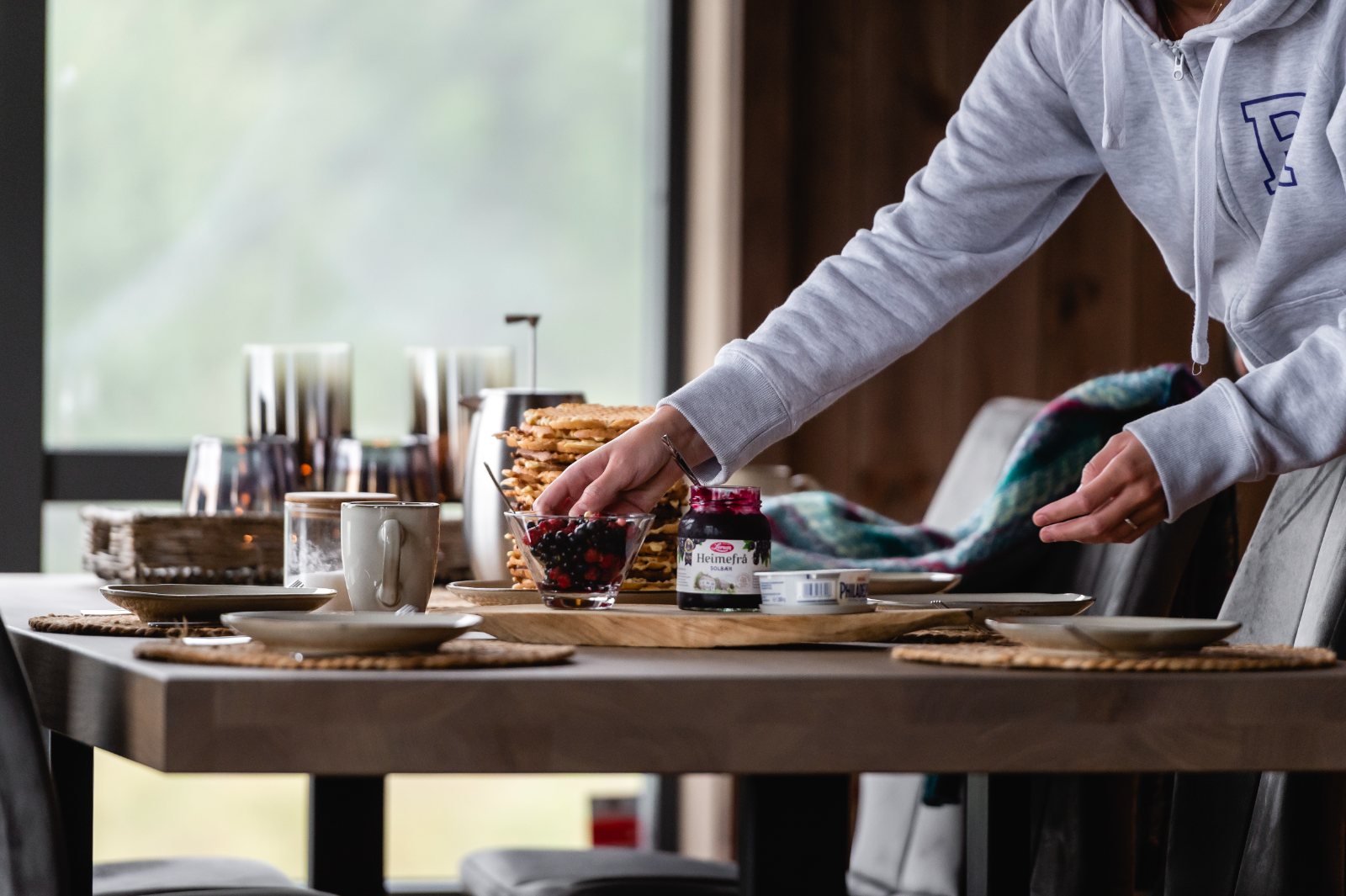 Frokost blir dekket på spisebordet