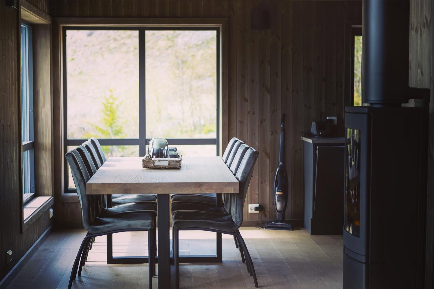 Spisestua med langbord og peis